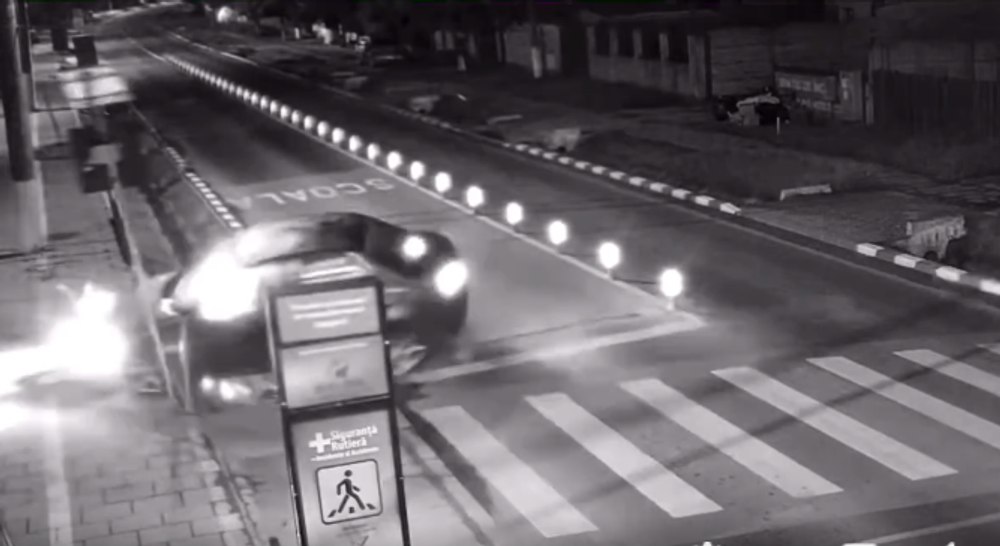 Limitatorul inteligent de viteză face prima victimă în România. Momentul în care mașina lovește un indicator VIDEO