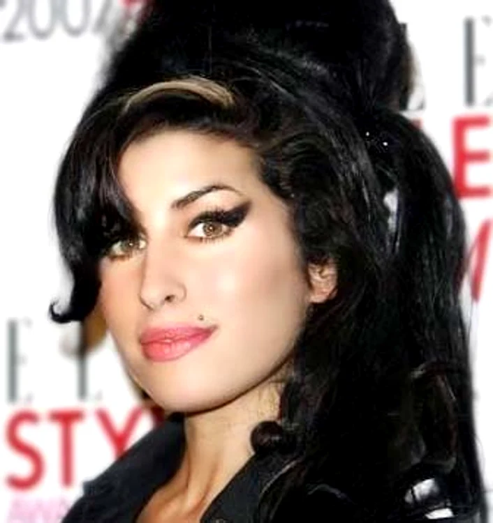 Amy se gândeşte la viitorul şi la talentul finei sale