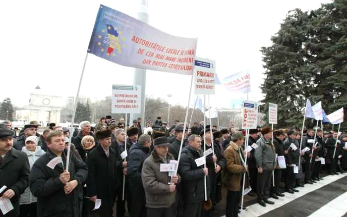Primarii vor protesta vineri în faţa Parlamentului şi a Guvernului FOTO Tudor Iovu