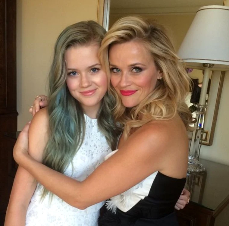 Reese Witherspoon se bucură că are o fiică la fel de frumoasă ca ea. Actriţa şi Ava Phillipe seamănă ca două picături de apă.