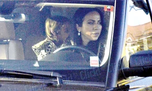 Cum s a urcat în  maşină, artista a  şi fost luată de gât  de fetiţa ei jpeg