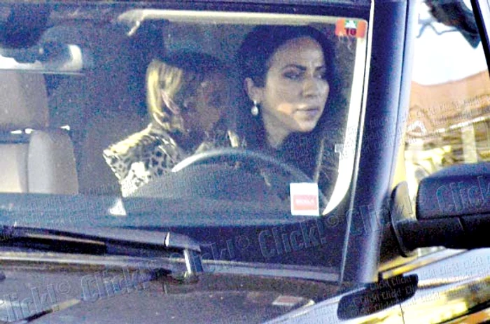 Cum s-a urcat în maşină, artista a şi fost luată de gât de fetiţa ei