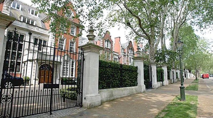 Jason Momoa are succes la femei și cu plete, și fără, dar cariera lui pare să meargă mai bine de când și-a lăsat plete