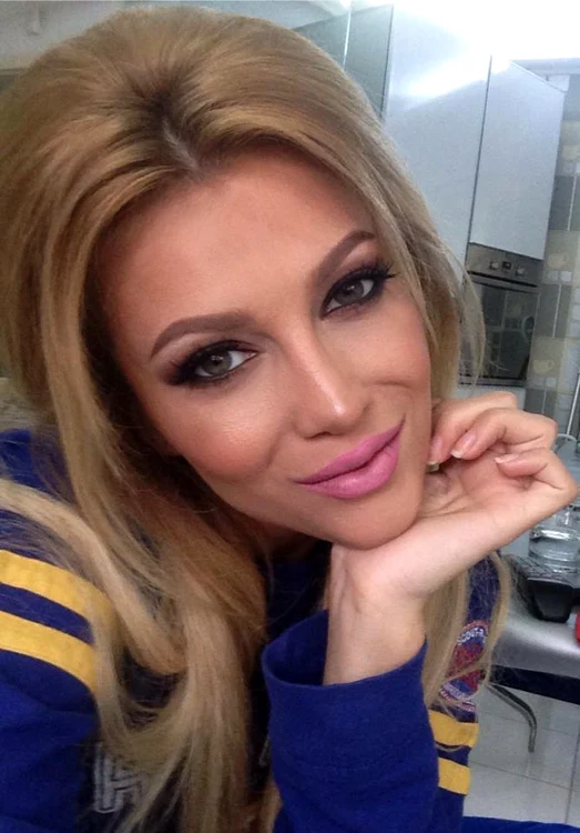 
    Lora nu suportă să fie întrebată de divorţ, deşi ea a fost prima care a dat de înţeles, inclusiv pe pagina de Facebook, că mariajul ei a ajuns la finalFoto: arhivă personală  