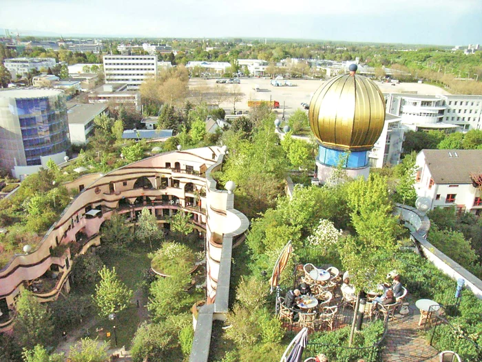 Acoperişul clădirii a devenit o grădină  cu verdeaţă