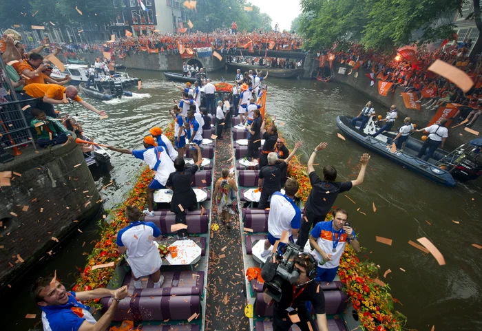 
    Suporterii au aruncat confetti şi au aprins torţe în cinstea jucătorilor lui Van Marwijk  