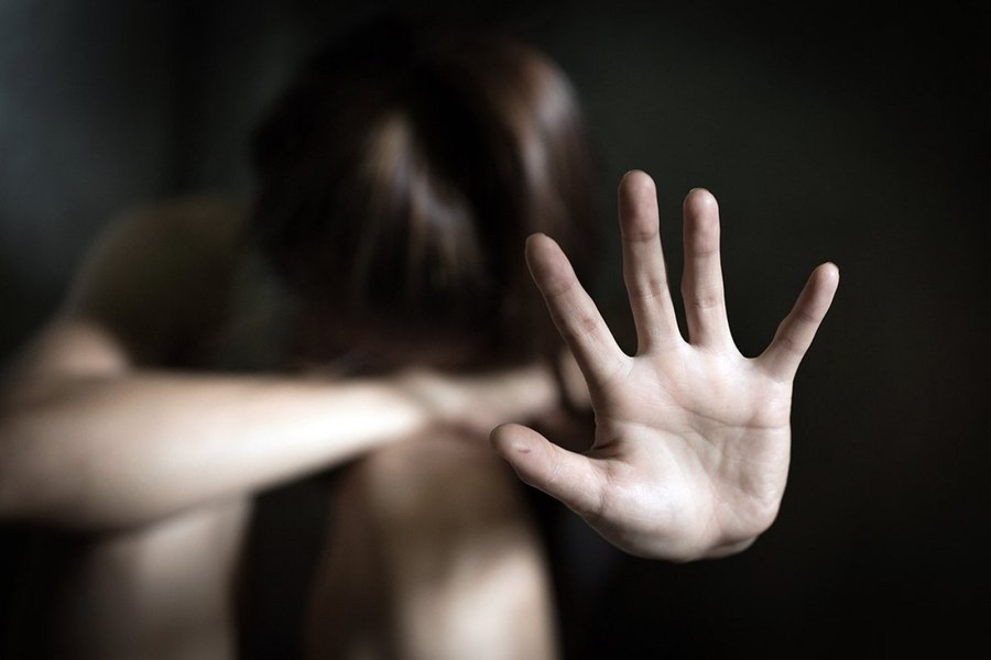 Scandal în Capitală. Profesor de engleză, acuzat că a violat o fată de 14 ani