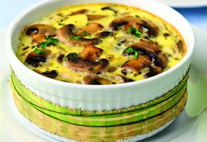 Sufleul de ciuperci este delicios cu puţină smântână!clickpoftabuna.ro
