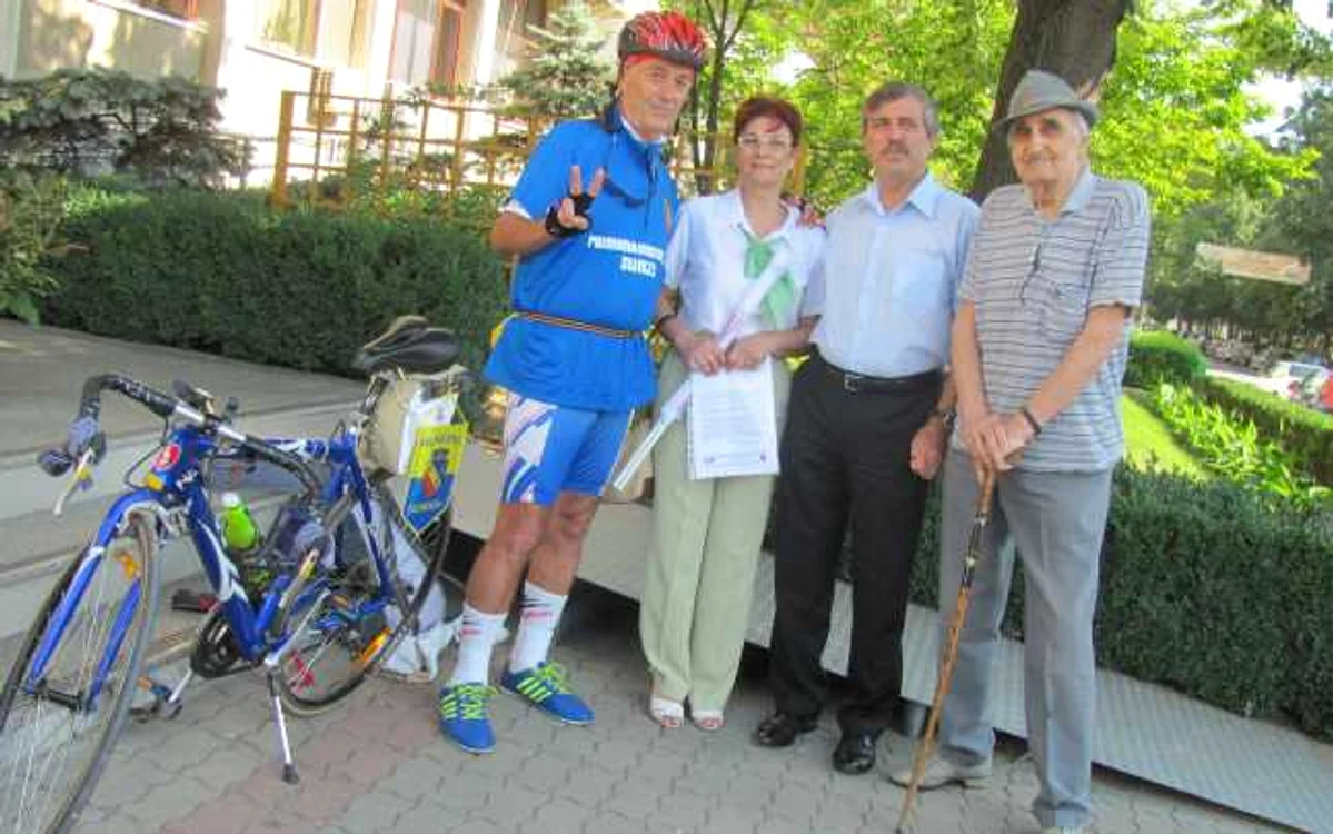 Gabriel Vâlcu alături de familia sa şi primarul Sloboziei, înainte de a pleca în expediţie FOTO: M.S.