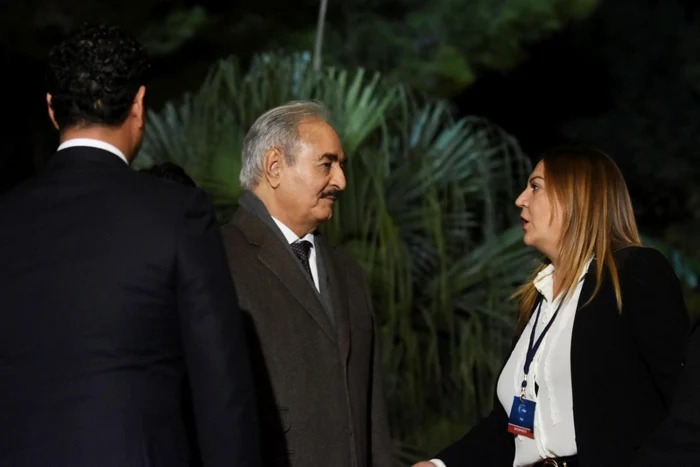 Mareşalul Haftar (în centru), alături de membri ai staffului său la Palermo FOTO EPA-EFE
