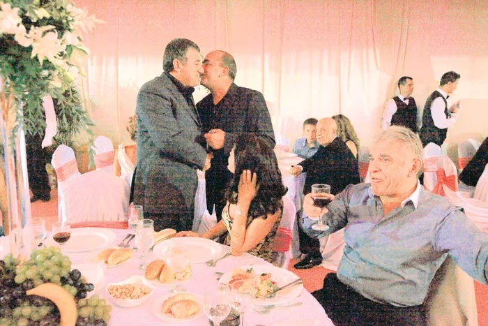 
    Îi aşteaptă ani grei după gratii  