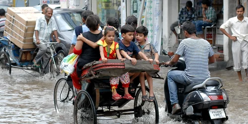 inundatii musonice in Jalandhar india foto reuters