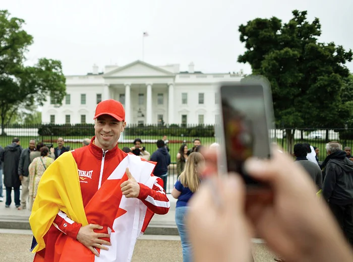 Lucian Bute nu uită niciodată să ia drapelul României la meciurile sale