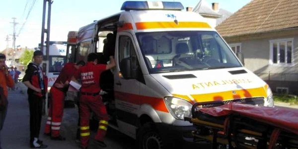 Un echipaj SMURD a transportat răniţii la spital. Arhivă