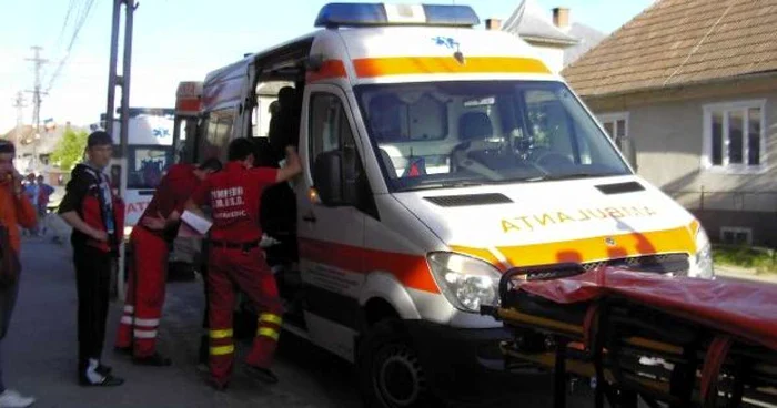 Un echipaj SMURD a transportat răniţii la spital. Arhivă