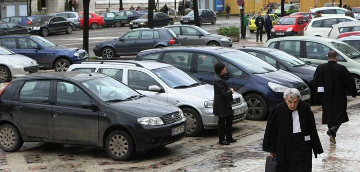 Pietonii şi magistraţii trebuie să treacă printre maşini în drumul lor prin faţa Tribunalului