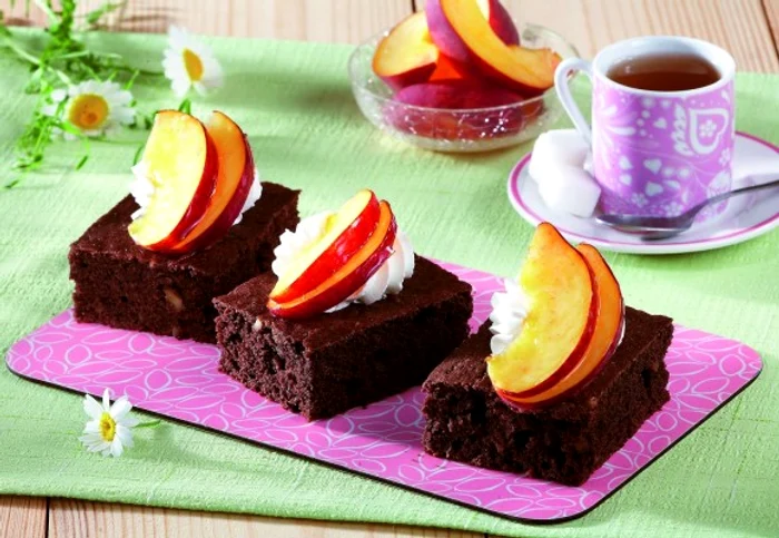 
    Iubitorii de ciocolată adoră negresa, iar cea cu fructe este perfectă pentru zilele caniculare.clickpoftabuna.ro  