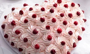 tort de ciocolata cu frisca si zmeura jpeg