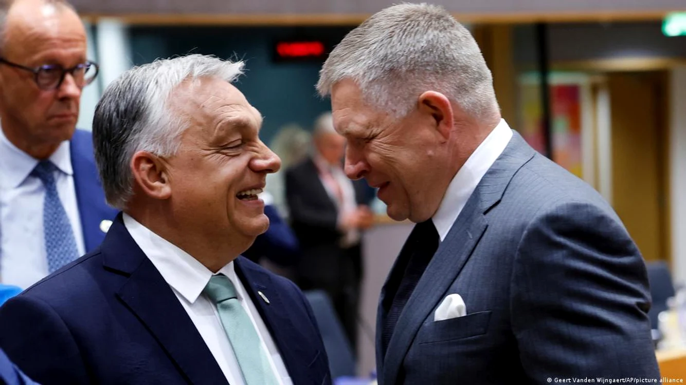 Viktor Orban și prim-ministrul slovac Robert Fico la summitul UE de la Bruxelles din 26 iunie 2025