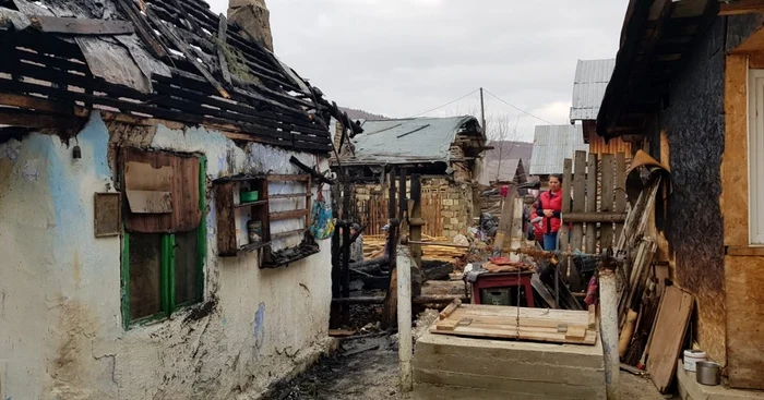 Mai multe familii dintr-o comună argeşeană au rămas pe drumuri după ce casele lor au fost mistuie de flăcări