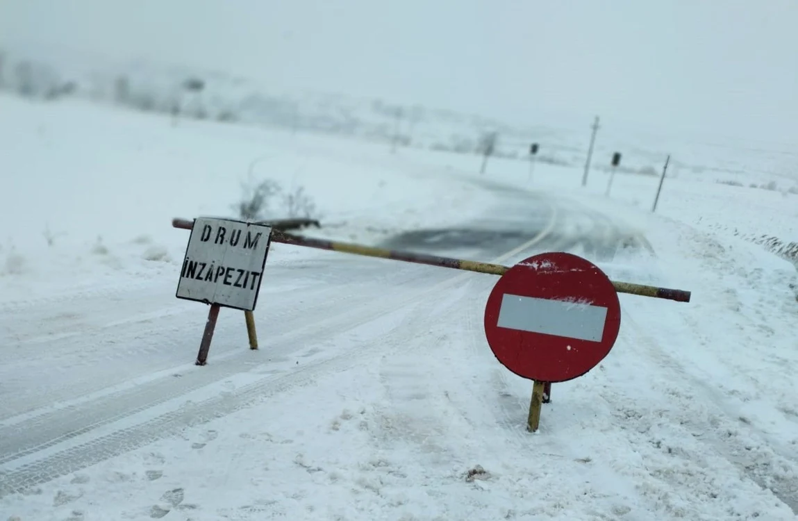Zeci de localităţi sunt afectate de ninsorile şi viascolul din ultimele 24 de ore. FOTO: DRPD Iaşi