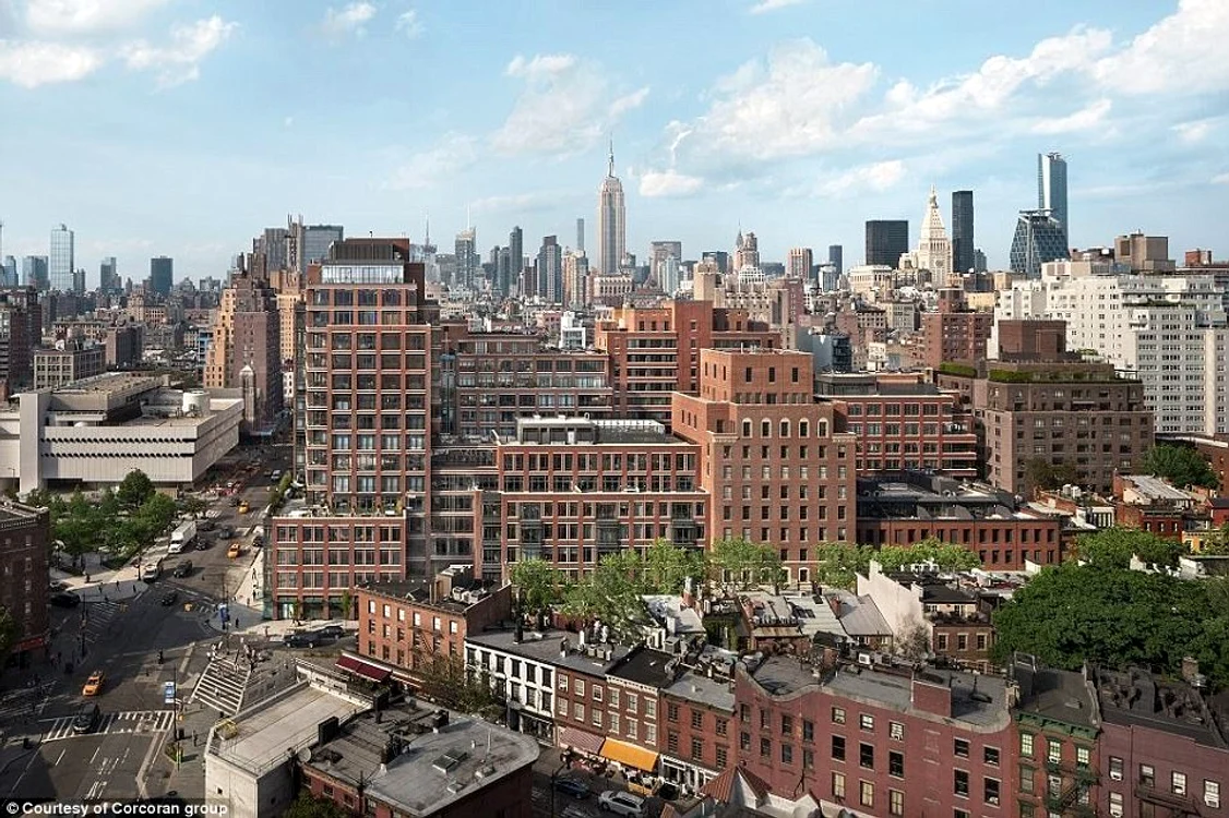 Clădirea este situată în cartierul rezidenţial Greenwich Village, din Manhattan, New York