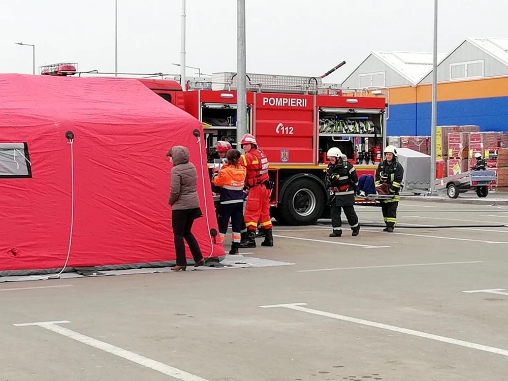 Zeci de victime au fost scoase din magazin şi duse în punctul de triaj, de unde au fost preluate de ambulanţe - foto: Adrian Caraba
