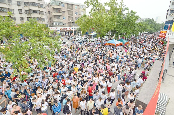 Părinţii şi copiii  au invadat ieri  oraşul Fuyang pentru  a da examenul