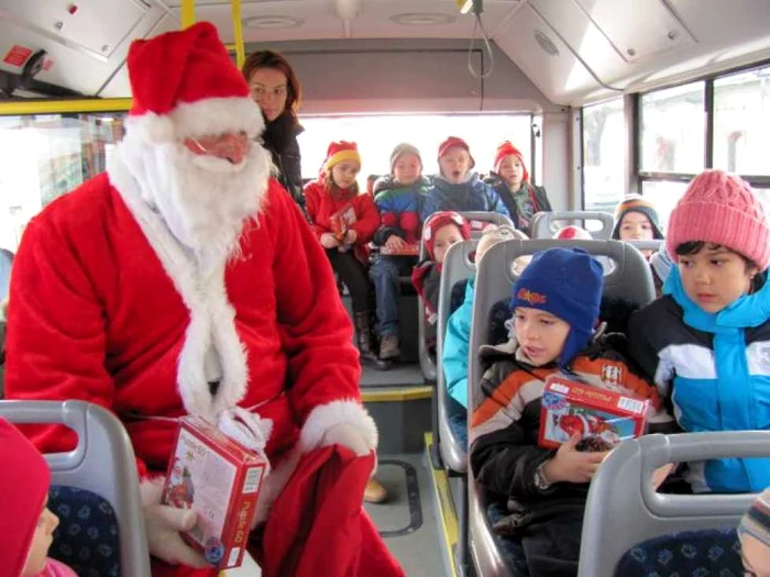 Copiii au fost încântaţi de sosirea lui Moş Nicolae în autobuzele din Sibiu