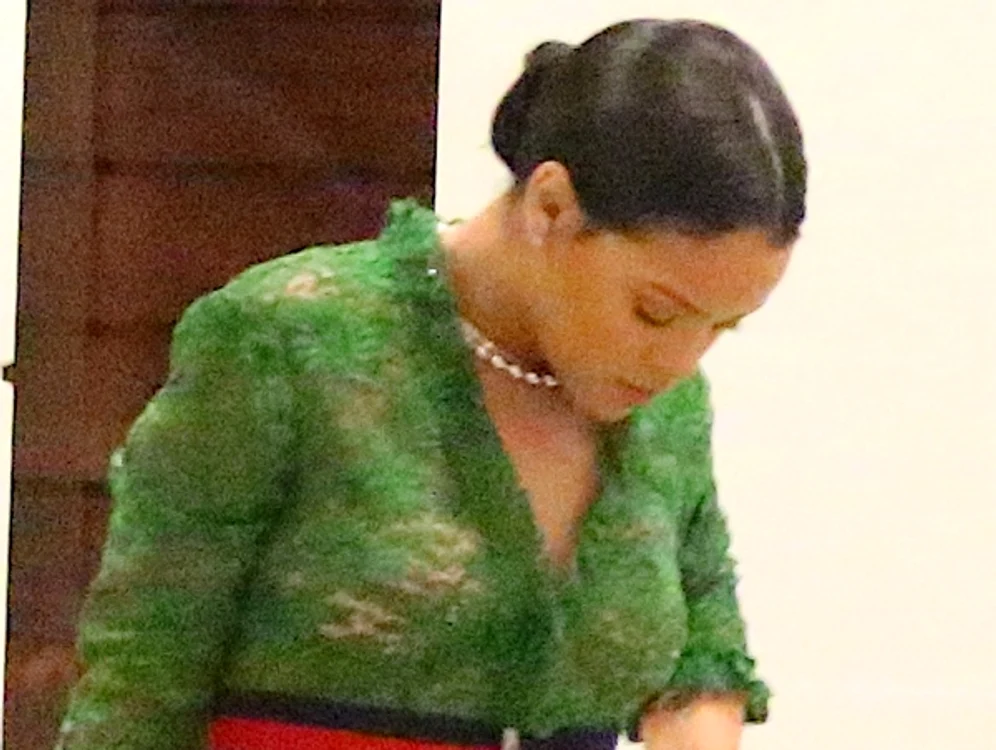 Rihanna și-a etalat sâniiFoto: Splashnews