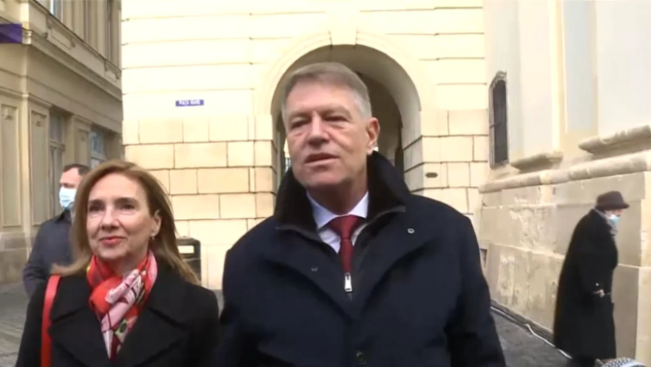 Preşedintele Klaus IohanniS alături de soţie - Carmen Iohannis în Piaţa Mare din Sibiu Foto captură video