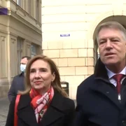 Preşedintele Klaus Iohannis alături de soţie - Carmen Iohannis în Piaţa Mare din Sibiu Foto captură video