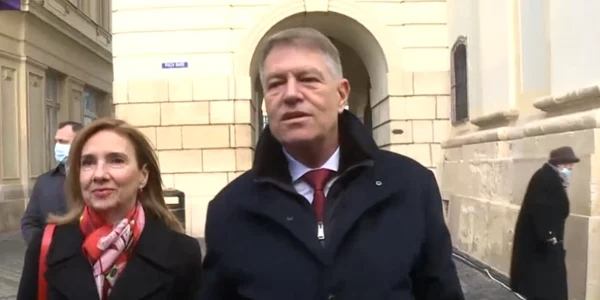 Preşedintele Klaus Iohannis alături de soţie - Carmen Iohannis în Piaţa Mare din Sibiu Foto captură video