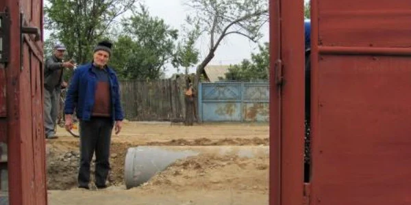 Localnicii susţin că au fost sfătuiţi să-şi taie porţile ca să poată ieşi din curte 