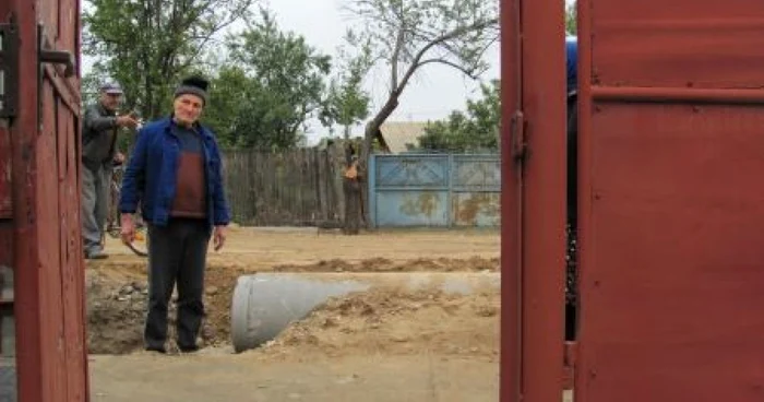 Localnicii susţin că au fost sfătuiţi să-şi taie porţile ca să poată ieşi din curte