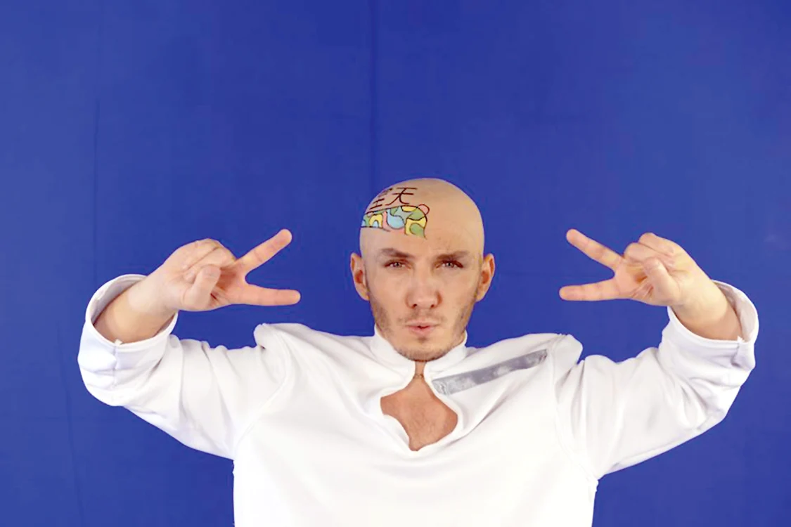 
    Aşa arată Mihai  în videoclipul  catastrofal, pe  care l-a refăcut  