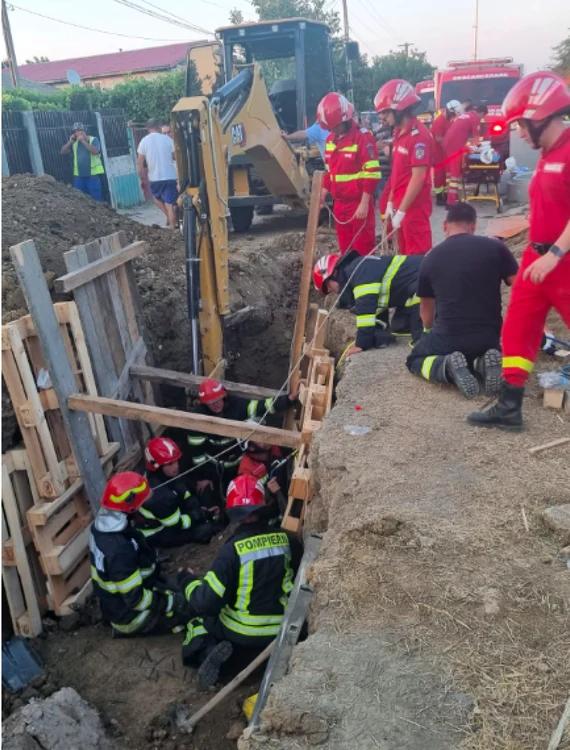 Intervenţie ISU pompieri la un mal de pământ surpat la Castelu Constanţa Sursa ISU