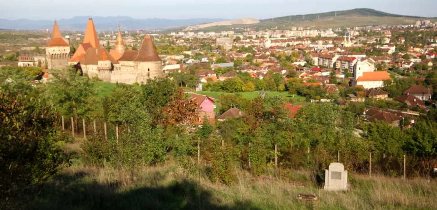 Hunedoara, văzută din cimitirul evreilor.  FOTO: Daniel Guţă. ADEVĂRUL.