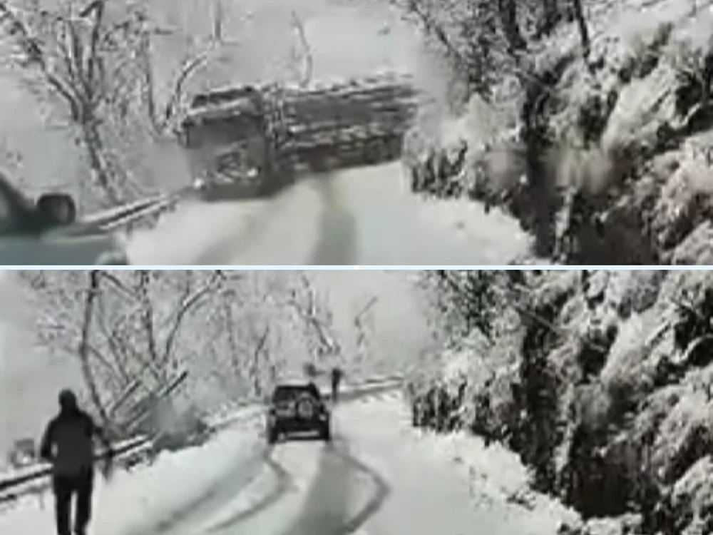 Imagini șocante în Sibiu: un camion încărcat cu lemne se răstoarnă într-o prăpastie sub privirile celorlalți șoferi