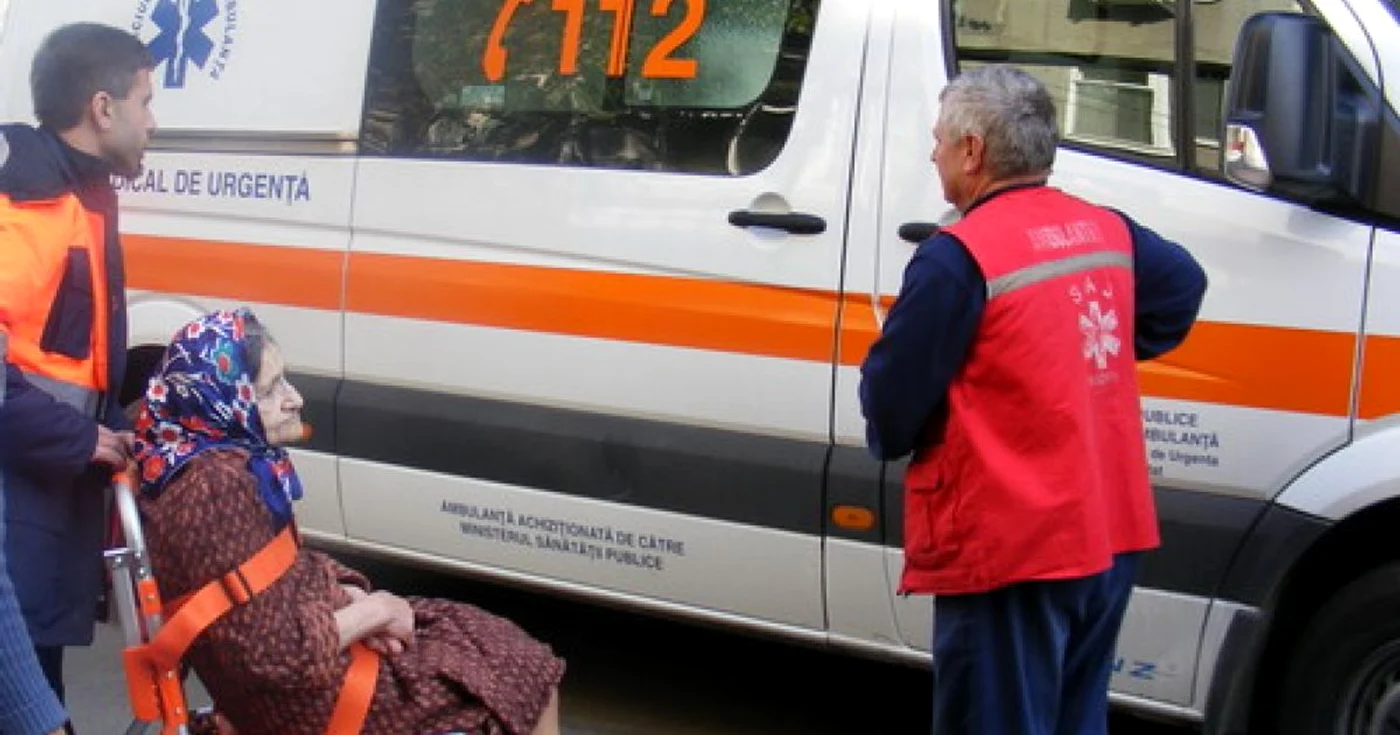 Victima este transportată cu ambulanţa la spitalul judeţean