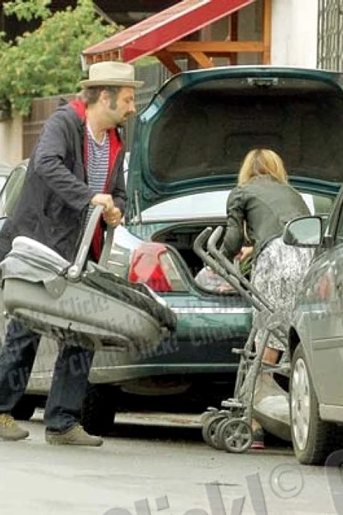 Femeia alege pe sprânceană partenerele soţului