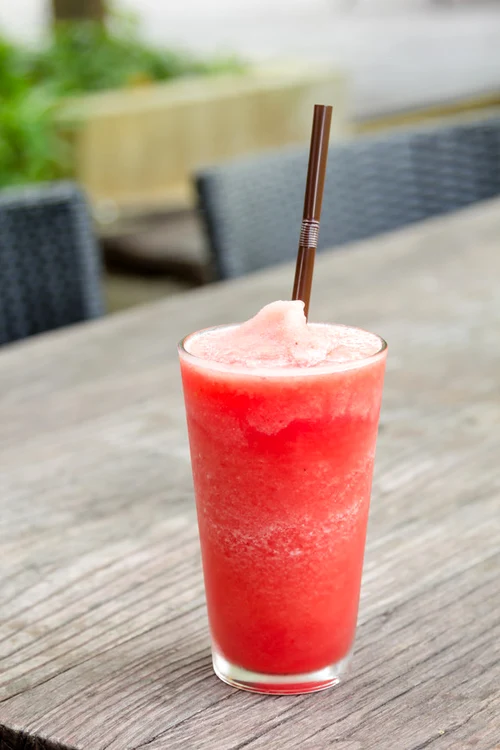 
    Cocktail alcoolic cu pepene și rom  