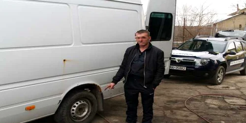 Şoferul şi maşina burduşită cu ţigări FOTO IJPF Galaţi