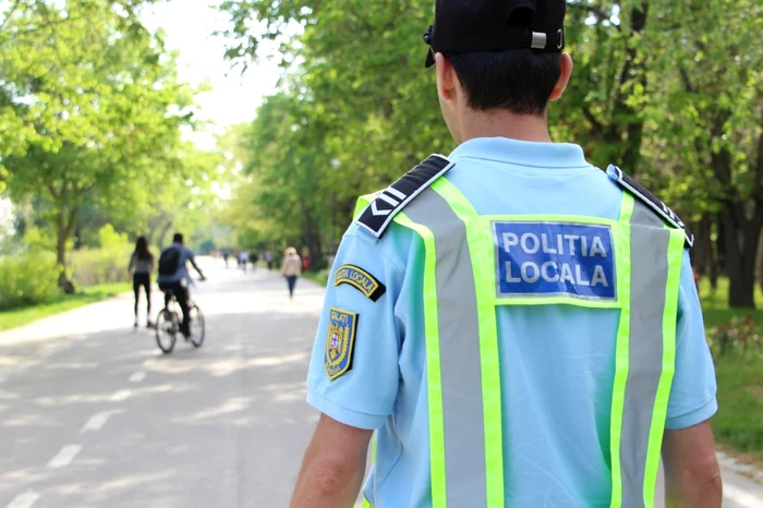 Doi poliţişti locali au fost reţinuţi de procurorii bucureşteni pentru luare de mită