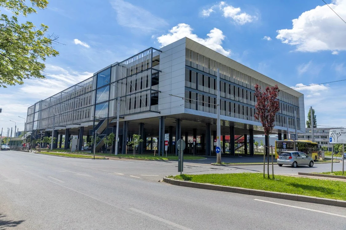 Parcare supraetajată modernă în Pantelimon, București, văzută de pe stradă, cu trafic 
