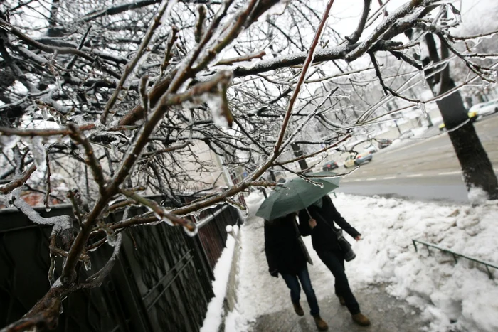 Meteorologii spun că va ninge în continuare, dar vor fi şi precipitaţii mixte în foarte multe zone FOTO: Adevărul