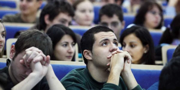 Studenţii urmează în  facultăţi cursuri care nu le sunt utile pe piaţa muncii