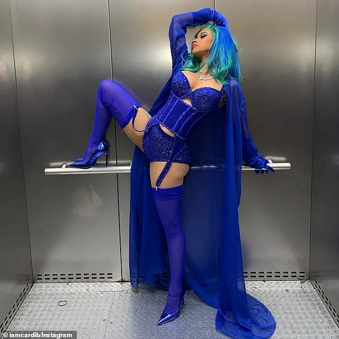 Cardi B s-a îmbrăcat într-o rochie albastră provocatoare precum vedetele pentru adulţi