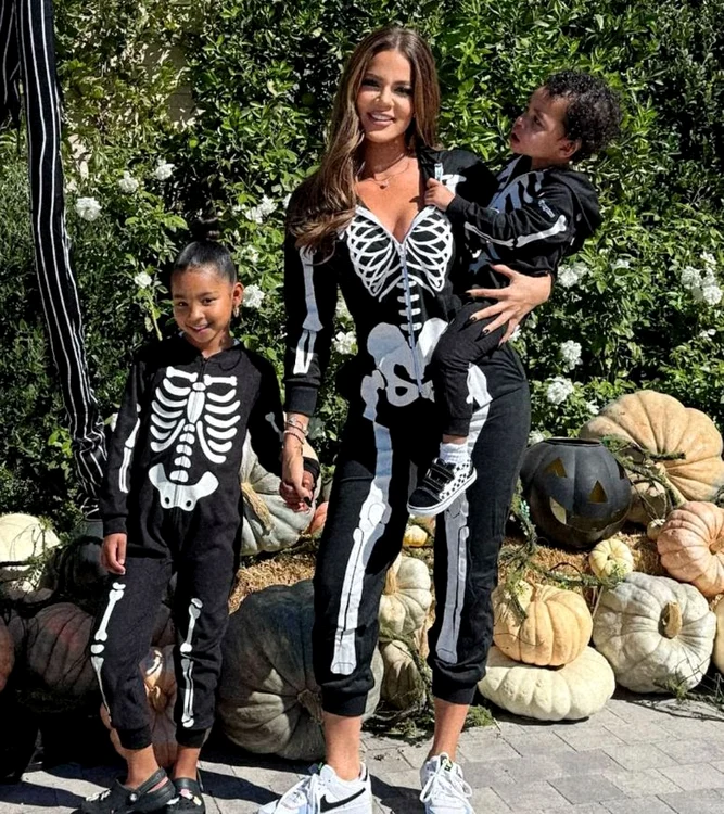 Khloé Kardashian, alături de copiii ei, True și Tatum
