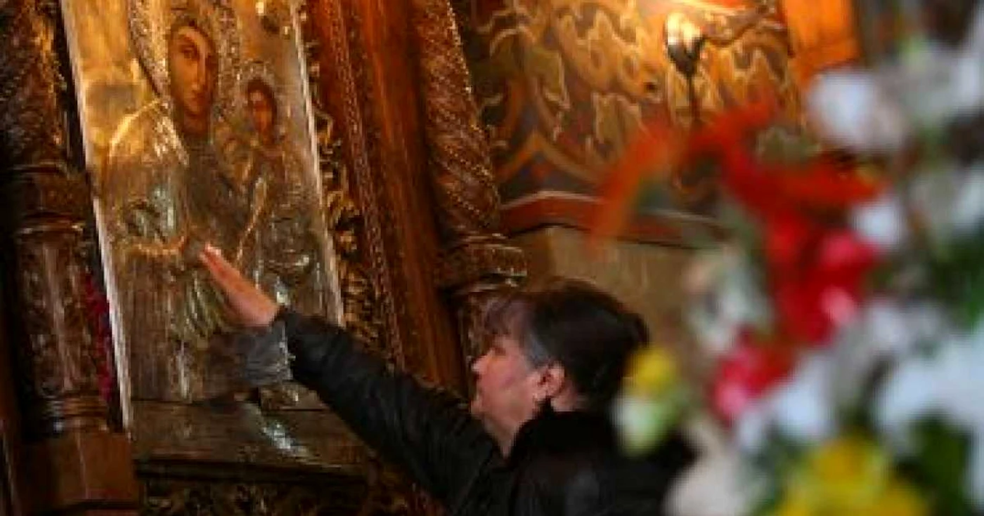Credincioşii spun că icoana de la Madona Dudu le dă energie